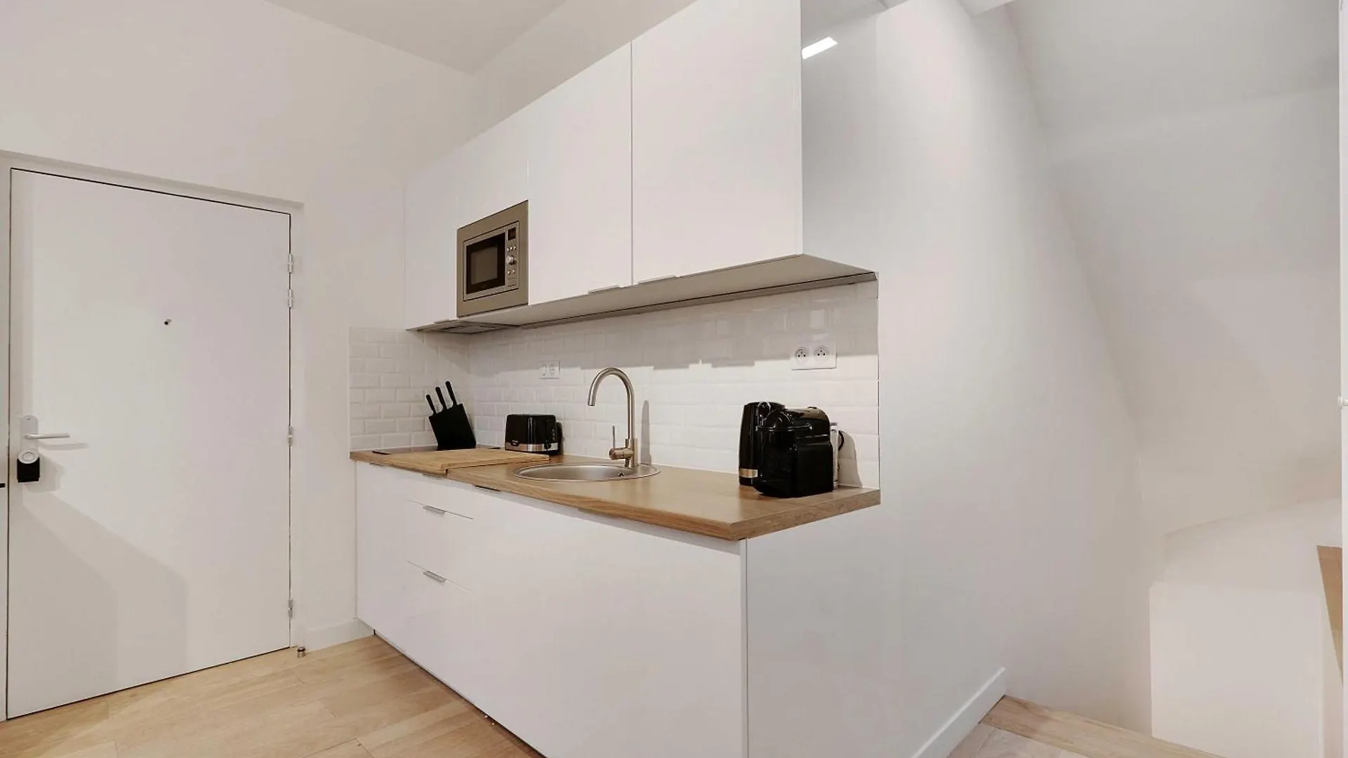 Intimate Apartment With Air Conditioner & Jacuzzi 2Br 6P Montmartre Paris