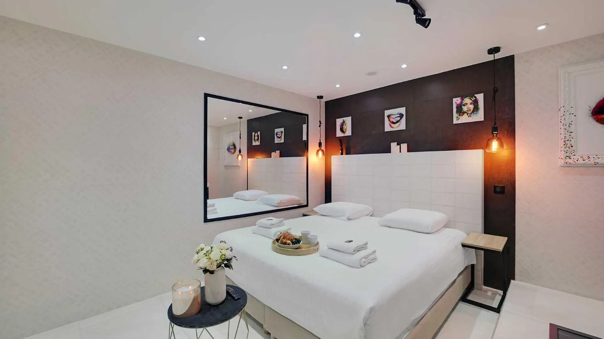 Intimate Apartment With Air Conditioner & Jacuzzi 2Br 6P Montmartre Paris França