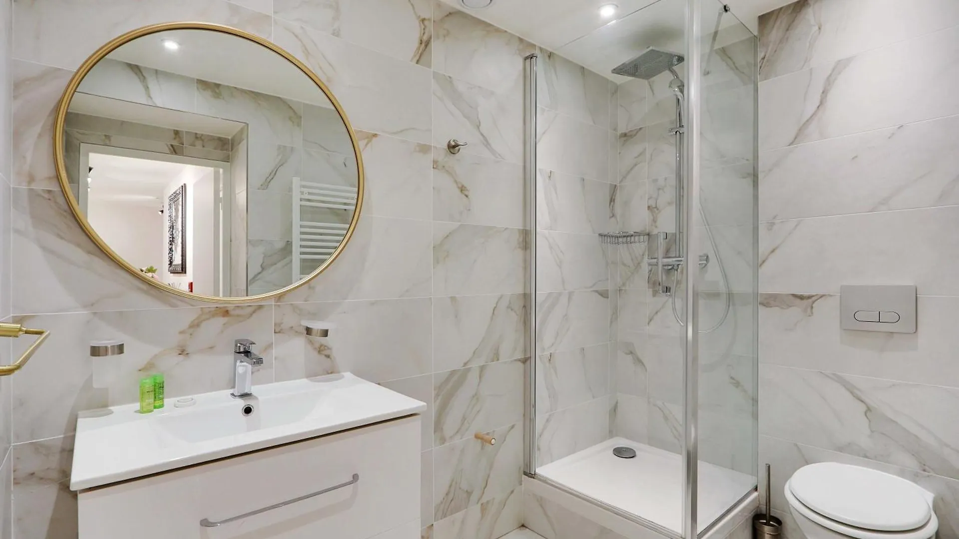 Intimate Apartment With Air Conditioner & Jacuzzi 2Br 6P Montmartre Paris