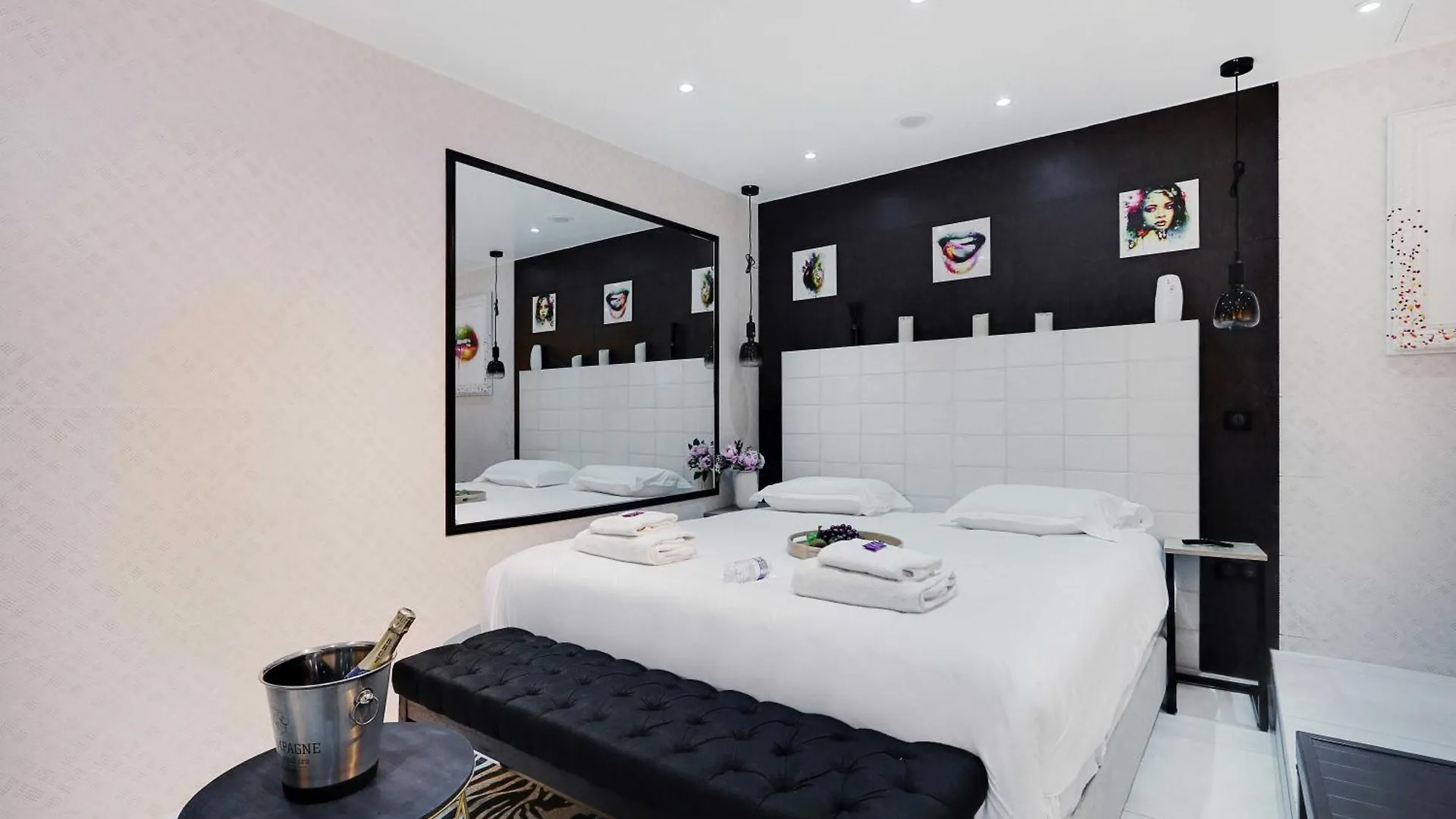 Intimate Apartment With Air Conditioner & Jacuzzi 2Br 6P Montmartre Paris