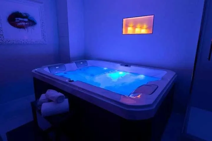 Intimate Apartment With Air Conditioner & Jacuzzi 2Br 6P Montmartre Paris