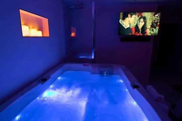 Intimate Apartment With Air Conditioner & Jacuzzi 2Br 6P Montmartre Paris França