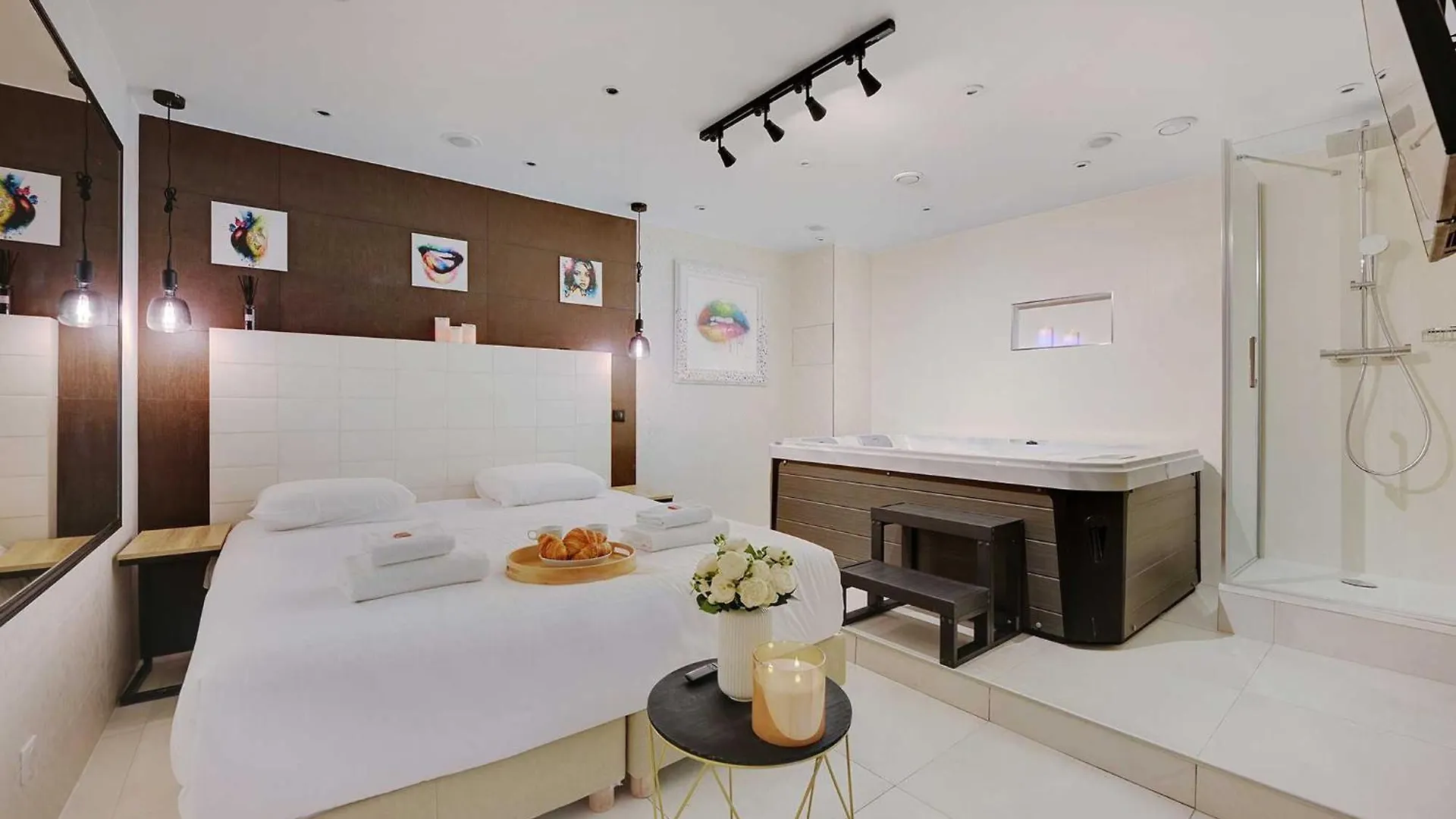 Intimate Apartment With Air Conditioner & Jacuzzi 2Br 6P Montmartre Paris