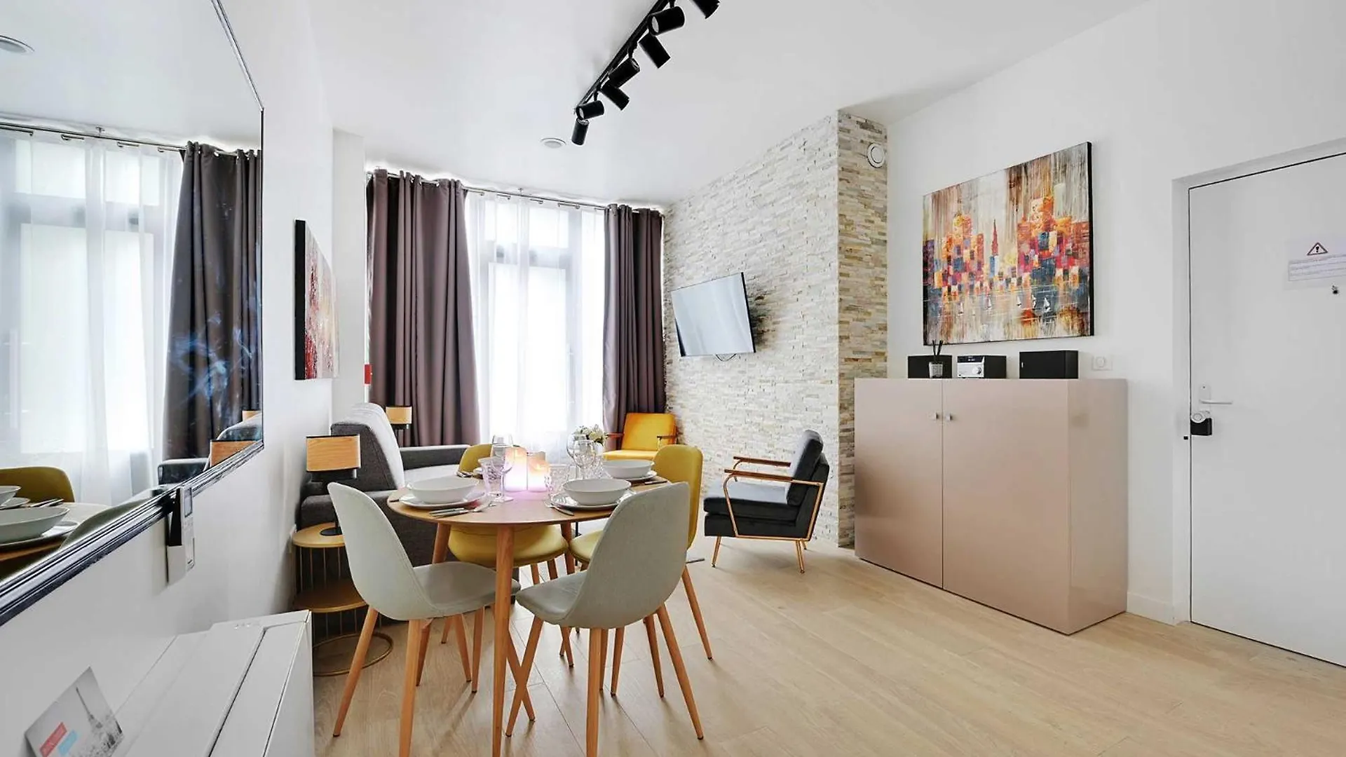 Intimate Apartment With Air Conditioner & Jacuzzi 2Br 6P Montmartre Paris