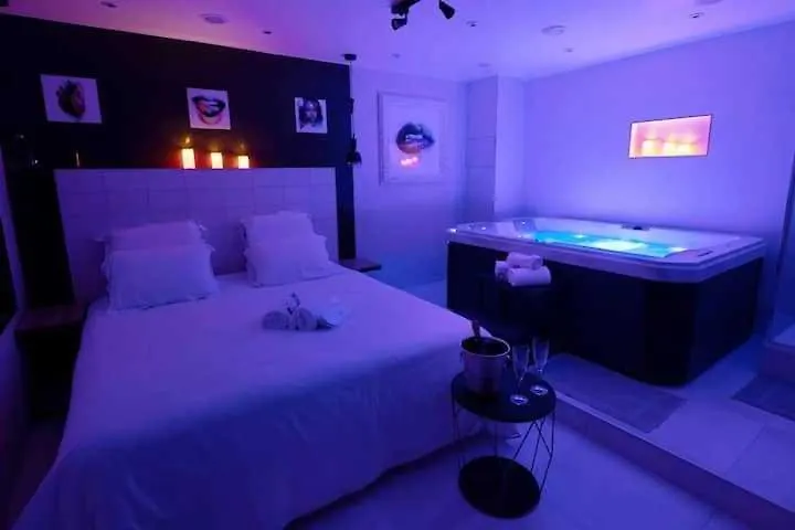 Intimate Apartment With Air Conditioner & Jacuzzi 2Br 6P Montmartre Paris